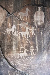 Bilder von Tieren und Symbolen gehören zu den 30.000 Felsgravuren in der Nähe des Dorfes Chilas im Karakorum-Gebirge im Norden Pakistans.